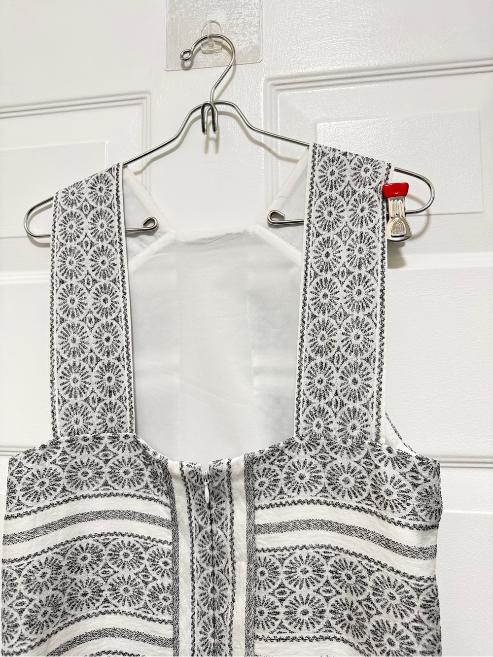 MAGGY LONDON Gray and White Lace-Pattern Shift Dress with small pom-pom - Picture 4 of 13